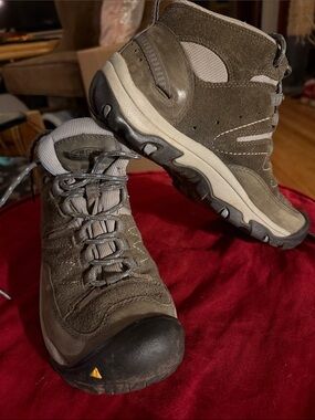 KEEN Women’s Hiking Boots - Durable Suede Trail Shoes - Size 8
